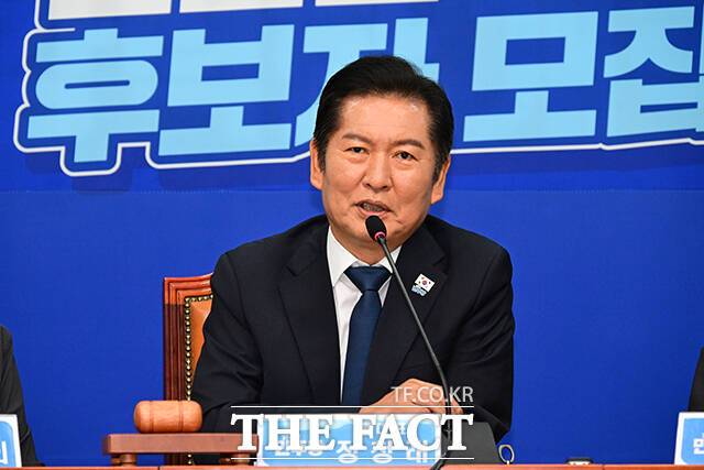 노동계의 20년 숙원인 '노란봉투법'이 24일 더불어민주당 주도로 국회 본회의를 통과한 것과 관련해 정청래 민주당 대표는 "역사적으로 큰 일을 했다"고 자평했다. 정 대표가 지난 22일 서울 여의도 국회에서 열린 최고위원회의에서 발언하는 모습. /남윤호 기자
