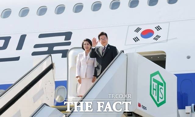 일본 방문 일정을 마친 이재명 대통령과 김혜경 여사가 23일 도쿄 하네다공항에서 도널드 트럼프 미국 대통령과의 한미 정상회담을 위해 워싱턴DC로 향하며 공군1호기에 올라 인사하고 있다. /도쿄=뉴시스