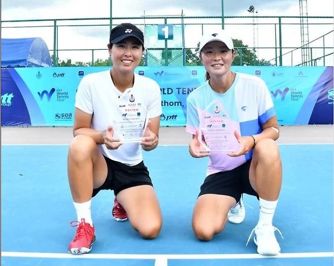 23일 ITF W15 태국 나콘파톰 대회에서 복식 우승을 차지한 김나리(오른쪽)