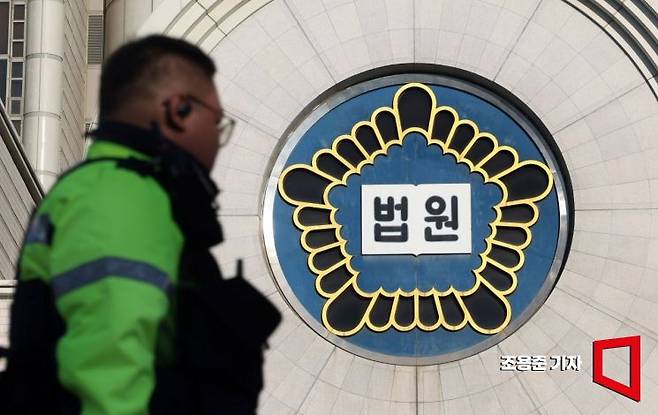 부산의 한 대학교 화장실에 고액 아르바이트를 미끼로 난자 매매를 유도한 40대 여성 두 명이 집행유예를 선고받았다(기사 이해를 돕기 위한 사진으로 기사 내용과 무관).