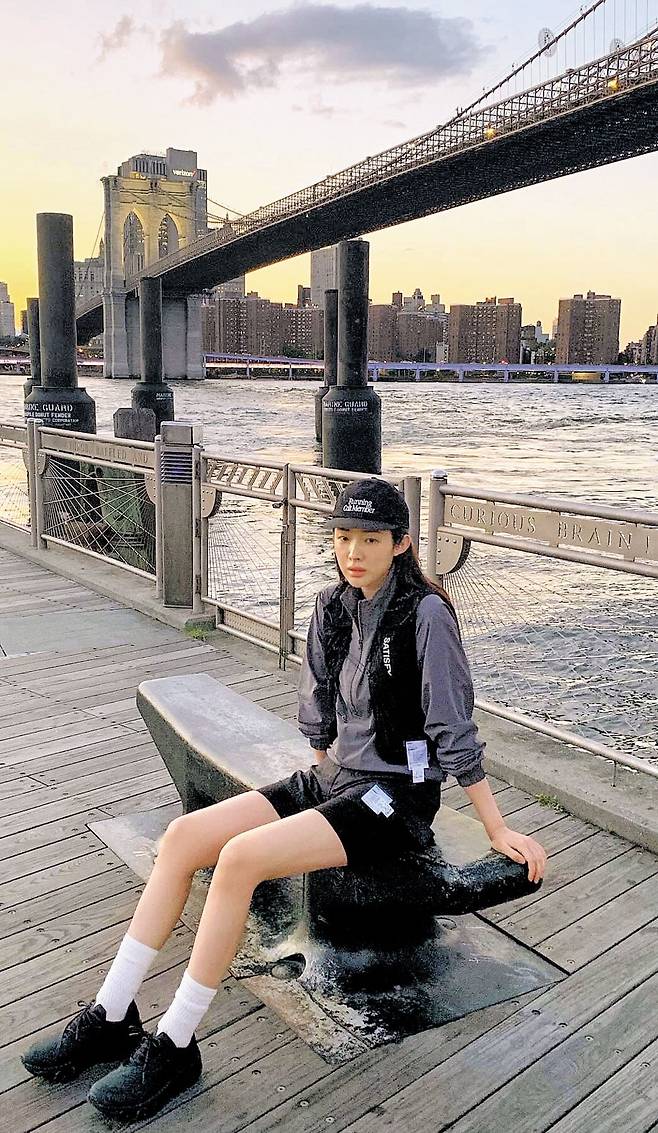 배우 차정원이 ‘뉴욕 러닝’이라고 소셜미디어에 올린 사진. 새티스파이 조끼와 바지, 온러닝 운동화 등 착용한 러닝 용품 금액을 다 합하면 약 150만원에 이른다.  /차정원 인스타그램