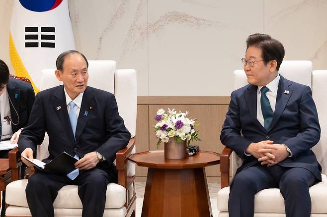 이재명 대통령이 지난달 30일 서울 용산 대통령실 청사에서 일한의원연맹 회장인 스가 요시히데 전 일본 총리를 접견하고 있는 모습. /대통령실