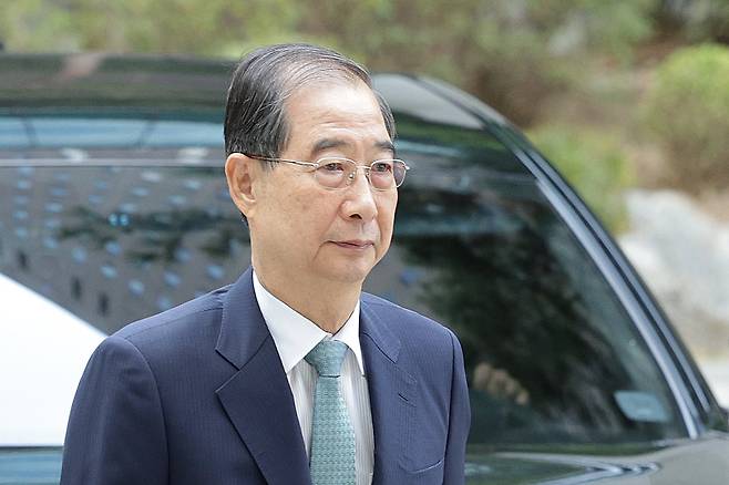 한덕수 전 국무총리가 22일 피의자 조사를 받기 위해 서울 서초구 서울고등검찰청에 마련된 내란 특검 사무실에 출석하고 있다. /뉴스1