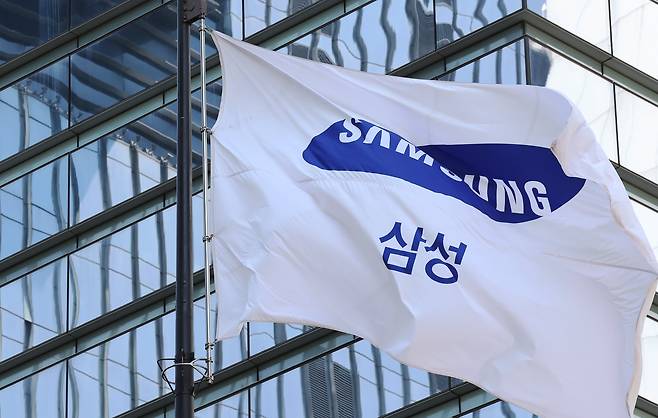 서울 서초구 삼성전자 서초사옥에 삼성 깃발이 바람에 펄럭이고 있다. /뉴스1