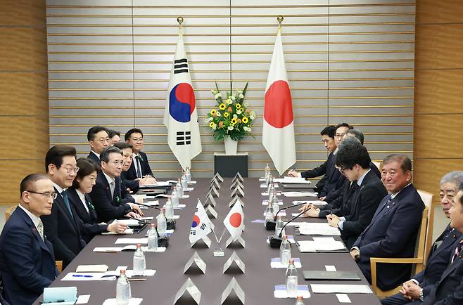 이재명 대통령과 이시바 시게루 일본 총리가 23일 일본 도쿄 총리 관저에서 한일 확대정상회담을 하고 있다. /연합뉴스