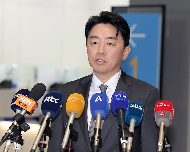 강훈식 대통령 비서실장이 24일 이재명 대통령의 미국 순방길 동행을 위해 인천국제공항 제2여객터미널을 통해 출국하기 전 취재진 질문에 답변하고 있다.ⓒ연합뉴스