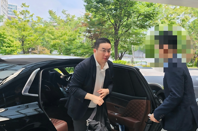 구광모 LG그룹 회장이 오는 25일(현지시간) 미국 워싱턴DC에서 열리는 한미 정상회담 경제사절단에 동행하기 위해 24일 강서구 서울김포비즈니스항공센터(SGBAC)를 통해 출국하고 있다. ⓒ연합뉴스