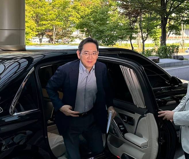 이재용 삼성전자 회장이 24일 오후 강서구 서울김포비즈니스항공센터(SGBAC)를 통해 출국하고 있다. ⓒ데일리안 정인혁 기자