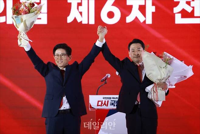 국민의힘 김문수·장동혁 당대표 후보(왼쪽부터)가 지난 22일 충북 청주 오스코에서 열린 국민의힘 8·22 전당대회에서 최후 2인 선출 후 인사하고 있다. ⓒ데일리안 홍금표 기자