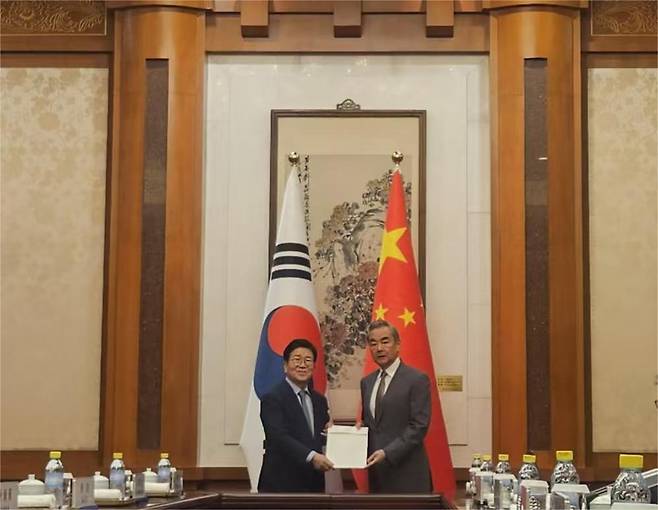 박병석 전 국회의장을 단장으로 하는 대통령 특사단이 24일 베이징 댜오위타이 국빈관에서 왕이 외교부장을 만나 친서를 전달한 후 기념촬영을 하고 있다. 베이징특파원 공동취재단