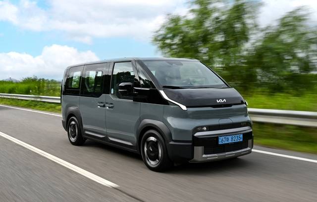 더 기아 PV5 패신저 모델 주행 사진. 기아 제공