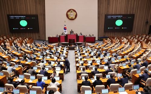 24일 국회 본회의에서 ‘노동조합 및 노동관계조정법 일부개정법률안(노란봉투법)’이 통과되고 있다.    [연합뉴스]