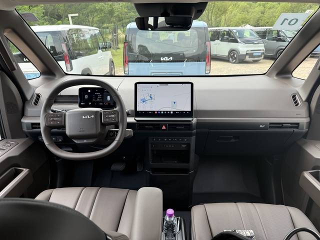 PV5 패신저 1열 모습. 7.5인치로 작아진 디지털 계기반과 12.9인치의 태블릿 PC와 같은 대화면 센터 디스플레이가 적용됐다. 임주희 기자