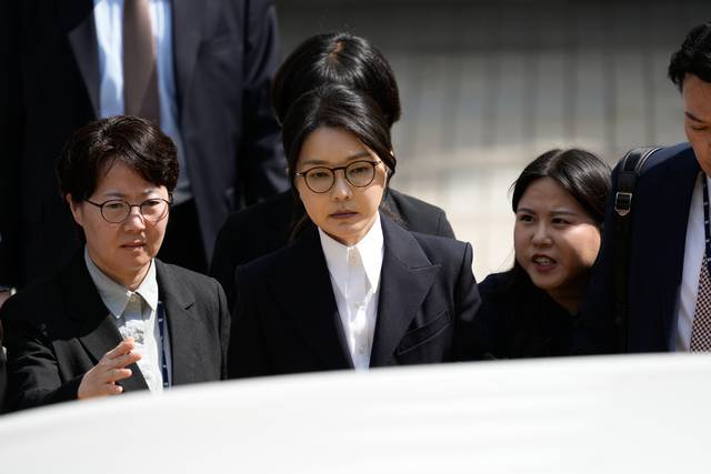 윤석열 전 대통령 부인 김건희씨가 지난 12일 오후 서울 서초구 서울중앙지법에서 열린 구속 전 피의자 심문(영장실질심사)을 마치고 법원을 나서고 있다. [사진공동취재단]