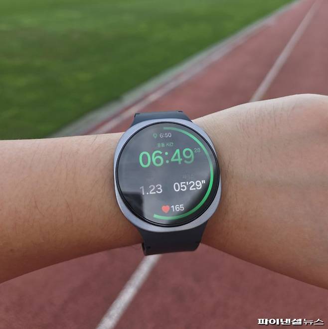 갤럭시 워치8을 착용한 모습. 사진=박성현 기자