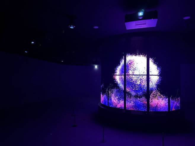 지난 22일 방문한 LG전자 플래그십 D5 5층에 위치한 비전홀에서 투명 OLED를 활용한 조형물에 LG전자의 비전을 형상화한 이미지가 나오고 있다. 사진=임수빈 기자