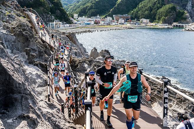 ‘2025 울릉도 국제 트레일러닝 대회’에 참가한 이들이 청량한 동해를 바라보며 해상 산책로를 달리고 있다. 조준 제공