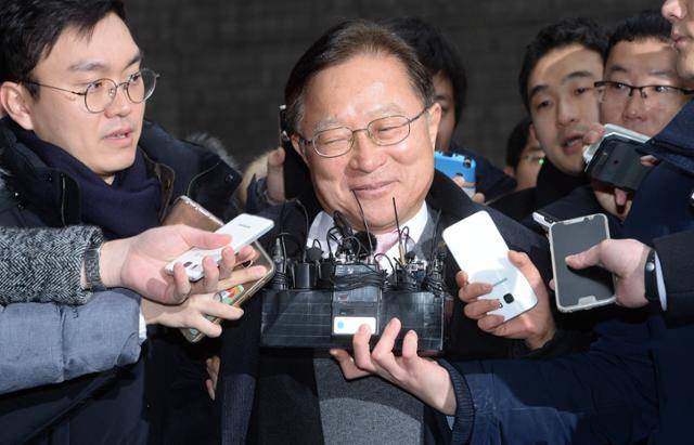 송희영(왼쪽 두 번째) 전 조선일보 주필이 배임수재 혐의 피의자 신분으로 2016년 12월 26일 서울 서초구 서울고검으로 출석하고 있다. 한국일보 자료사진