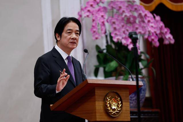 라이칭더 대만 총통이 23일 타이베이의 대만 총통부에서 기자회견을 열고 입법위원 소환투표 및 만산 원자력 발전소 재가동에 대한 국민투표 결과에 대해 연설하고 있다. 타이베이=EPA 연합뉴스