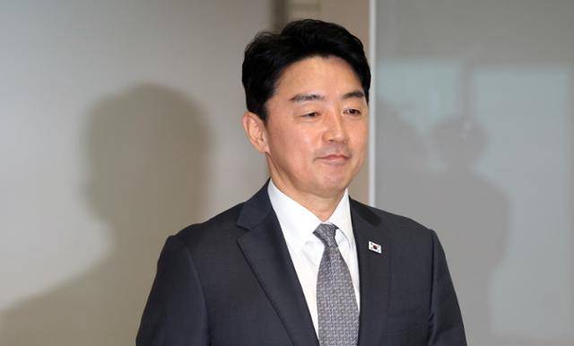강훈식 대통령 비서실장이 24일 인천국제공항에서 한미정상회담을 위해 출국하며 취재진의 질문에 답변하고 있다. 뉴스1