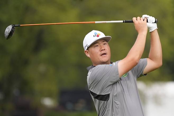 <yonhap photo-0354=""> Sungjae Im, of South Korea, hits off the fourth tee during the second round of the Tour Championship golf tournament, Friday, Aug. 22, 2025, in Atlanta. (AP Photo/Mike Stewart)/2025-08-23 01:40:12/ <저작권자 ⓒ 1980-2025 ㈜연합뉴스. 무단 전재 재배포 금지, AI 학습 및 활용 금지></yonhap>