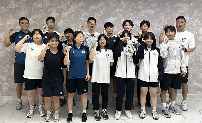 제16회 심켄트 아시아사격선수권대회를 마치고 24일 귀국길에 오른 청소년 대표팀&nbsp;김경재 감독(맨 오른쪽)과 선수들. 대한사격연맹