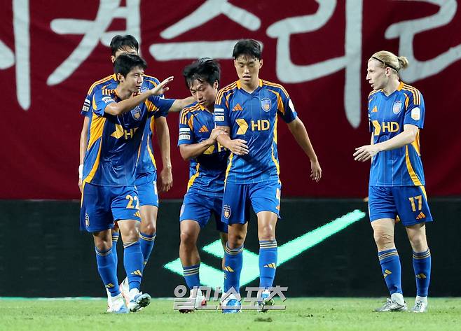 프로축구 '하나은행 K리그1 2025' 27라운드 FC서울과 울산HD의 경기가 24일 오후 서울 마포구 서울월드컵경기장에서 열렸다. 전반 고승범이 동점골을 넣고 동료들의 축하를 받고 있다. 상암=김민규 기자 mgkim1@edaily.co.kr /2025.08.24/