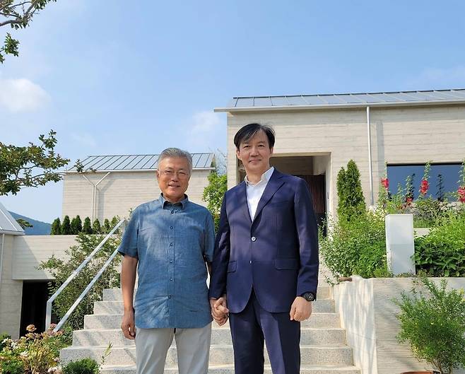 2023년 6월 당시 경남 평산마을을 찾아 문재인 전 대통령과 만나 기념 사진을 찍은 조국 위원장. (본인 페이스북 캡처)