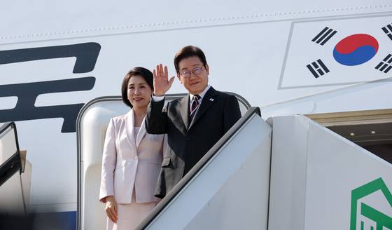 이재명 대통령과 김혜경 여사가 1박2일 방일 일정을 마치고 24일 오후 도쿄 하네다공항에서 미국 워싱턴으로 향하는 공군1호기에 올라 인사하고 있다. 2025.08.24. 대통령실사진기자단