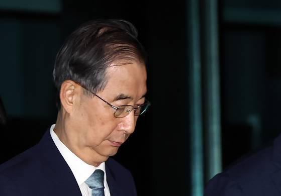 12·3 비상계엄 사태에 가담·방조한 혐의로 내란 특검 피의자 조사를 받은 한덕수 전 국무총리가 20일 새벽 서울 서초동 서울고등검찰청에 마련된 내란특별검사팀 사무실을 나와 귀가하고 있다. 뉴스1