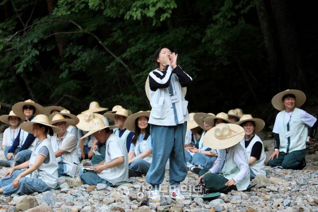 ▲ 지난 23일 열린 인제 내설악 백담사 템플스테이(템플스테이 연수원장 광일 스님)에서 참가자들이 프로그램에 참여하고 있다.