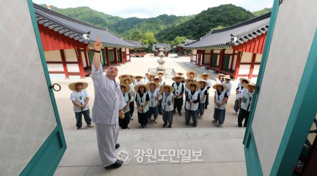 ▲ 지난 23일 열린 인제 내설악 백담사 템플스테이(템플스테이 연수원장 광일 스님)에서 참가자들이 프로그램에 참여하고 있다.