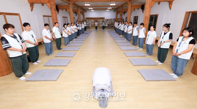 ▲ 지난 23일 열린 인제 내설악 백담사 템플스테이(템플스테이 연수원장 광일 스님)에서 참가자들이 프로그램에 참여하고 있다.