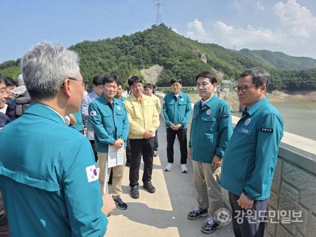 ▲ 김진태 도지사는 24일 강릉 오봉저수지를 방문해 김홍규 강릉시장, 이형섭 한국농어촌공사 강릉지사장 등 관계기관 관계자들과 함께 가뭄 대응 상황과 대책 등을 살피며 현장 점검 했다. 황선우 기자