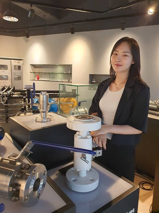 임다정 주임이 디케이락 주요 제품들을 보여주고 있다. 김해=윤현주 기자