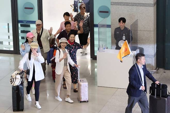 인천국제공항을 통해 입국한 중국인 단체 관광객들이 손을 흔들고 있다. 사진=한경DB