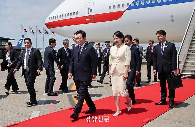 한일정상회의 참석차 일본을 방문한 이재명 대통령과 부인 김혜경 여사가 23일 하네다 국제공항에 도착해 이동하고 있다. 김창길 기자