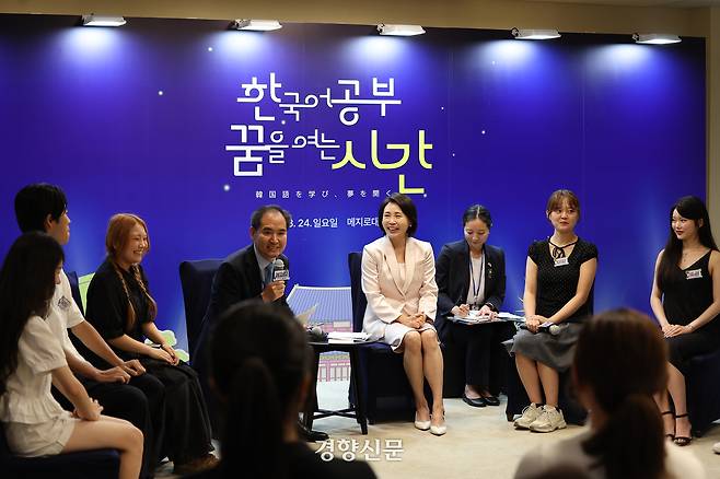 김혜경 여사가 24일 일본 도쿄 메지로대학 한국어학과에서 열린 ‘한국어공부, 꿈을 여는 시간’ 행사에서 학생들과 대화하고 있다. 김창길 기자