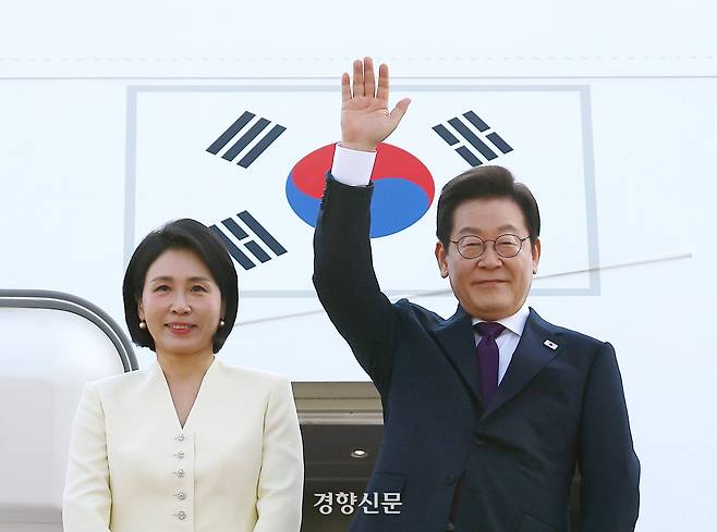 이재명 대통령과 부인 김혜경 여사가 한·일 및 한·미 정상회담 참석을 위해 23일 경기 성남 서울공항에서 공군 1호기에 탑승하며 인사하고 있다. 김창길 기자