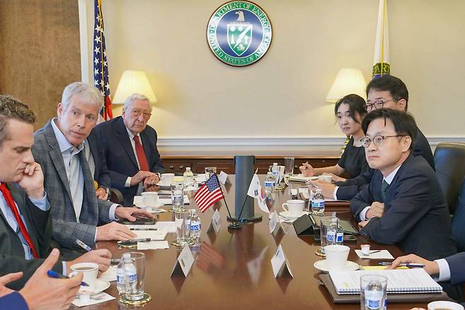 김정관 산업부 장관, 미 에너지부 장관 면담 김정관 산업통상자원부 장관(앞줄 오른쪽)이 한·미 정상회담을 앞둔 22일(현지시간) 미국 워싱턴 에너지부 회의실에서 크리스 라이트 에너지부 장관(왼쪽에서 두번째)과 양국 간 에너지 협력 강화 방안을 논의하고 있다. 산업통상자원부 제공