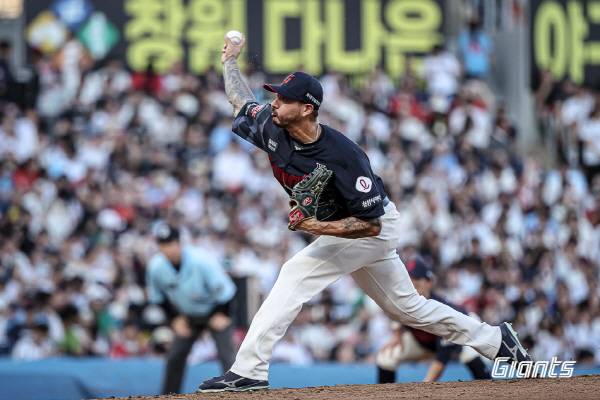 24일 경남 창원 NC파크에서 열린 NC전에서 롯데 선발 빈스 벨라스케즈가 힘껏 공을 던지고 있다. 롯데 자이언츠 제공