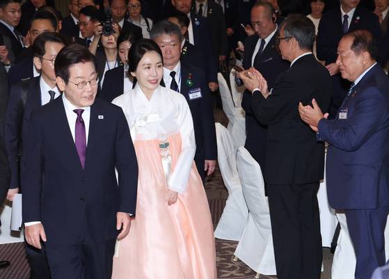 President Lee Jae Myung, left, and first lady Kim Hea Kyung attend a luncheon meeting with the Korean community in Japan at a hotel in Tokyo on Aug. 23. [JOINT PRESS CORPS]