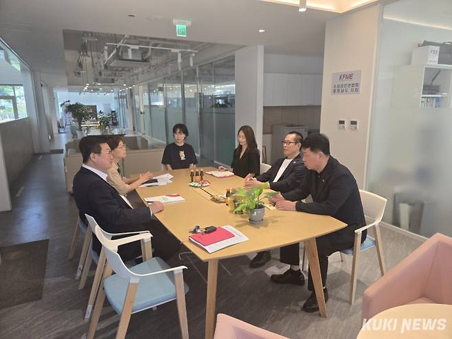 충남도가 충남소상공인연합회를 만나 지난달 극한호우에 따른 피해 복구상황과 지원 등을 위한 간담회를 갖고 있다,