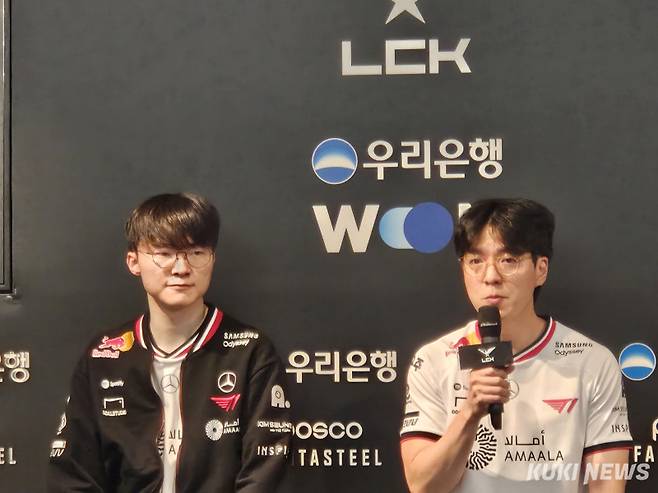 ‘페이커’ 이상혁과 김정균 감독이 24일 서울 종로구 롤파크 LCK 아레나에서 열린 KT 롤스터와의 ‘2025 LCK’ 정규시즌 5라운드 경기가 끝난 뒤 기자회견에 참석하고 있다. 송한석 기
