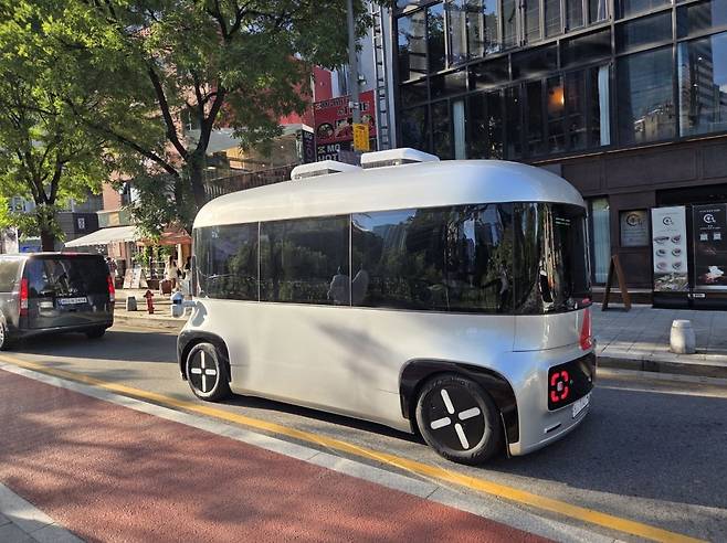 국내 최초 운전석 없는 ‘자율주행 셔틀버스’의 시범 운행 모습. 서울시 제공