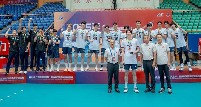 23일(한국시간) 중국 장쑤성 장자강에서 열린 동아시아선수권대회 대만과의 결승전에서 승리한 남자 배구 대표팀이 시상대에서 포즈를 취하고 있다. 아시아배구연맹(AVC) 제공