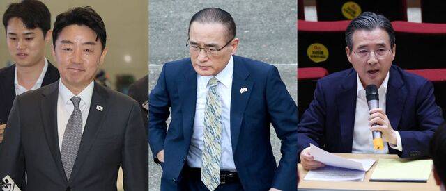 강훈식(왼쪽) 대통령 비서실장이 24일 이재명 대통령의 미국 순방길 동행을 위해 인천국제공항 제2여객터미널을 통해 출국하고 있다. 이 대통령을 수행 중인 위성락(가운데) 국가안보실장과 김용범(오른쪽) 정책실장도 이날 일본 일정을 마치고 워싱턴DC로 출발했다. 도널드 트럼프 대통령과의 정상회담을 위해 대통령실 장관급 3실장이 모두 미국을 향하게 됐다. 연합뉴스