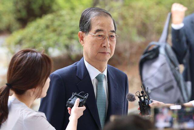 한덕수 전 국무총리가 지난 22일 서울 서초구 서울고등검찰청 내란 특검 사무실로 출석하고 있다. 특검은 24일 한 전 총리에 대해 내란 우두머리 방조 등 혐의로 구속영장을 청구했다. 연합뉴스