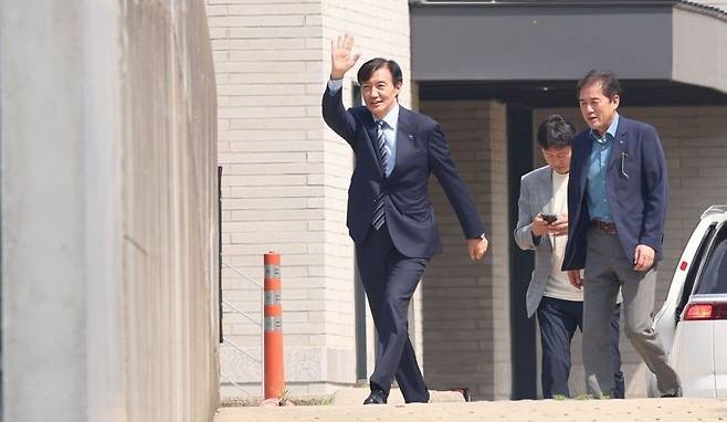 조국 조국혁신당 혁신정책연구위원장이 24일 오후 경남 양산 하북면 평산마을 문재인 전 대통령 사저에서 내부로 이동하고 있다. 연합뉴스