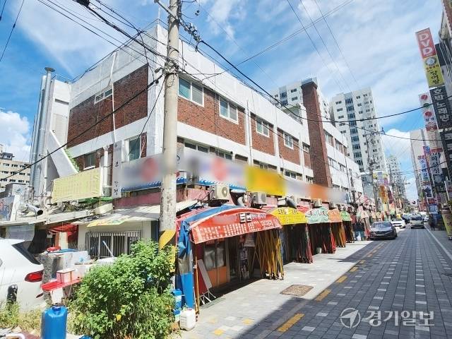 부천 시내버스 업체인 소신여객이 부천시 소사구 심곡본동 부천역 차고지 뒤편 점포에 철파이프와 조립식패널 등 불법 건축물을 설치하고 영업하고 있다. 김종구기자